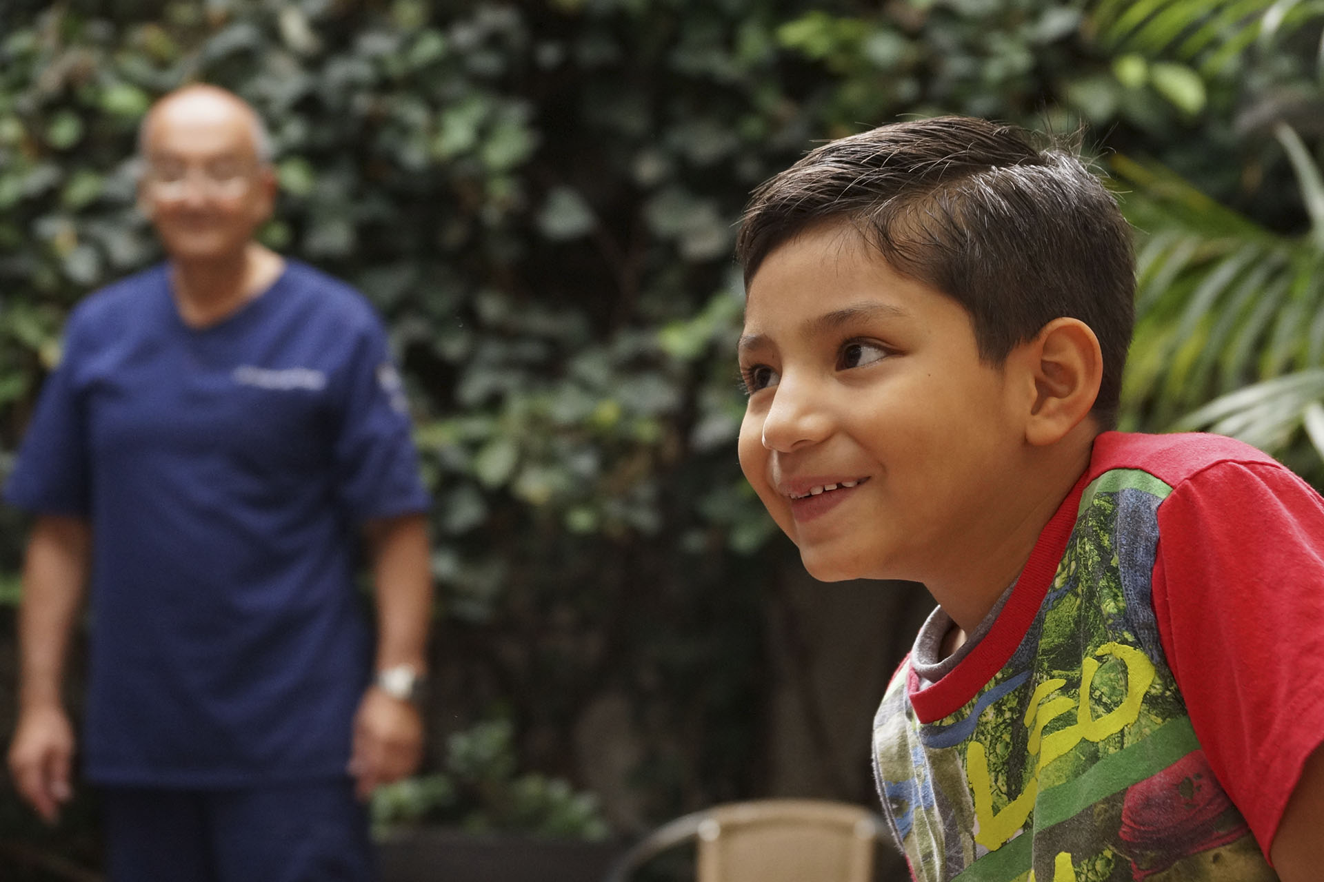 Niño sonriendo durante su fisioterapia en RIE