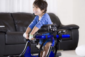 Niño en fisioterapia neurológica con parálisis cerebral